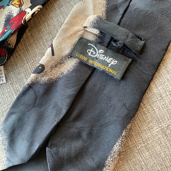 Disney Mickey Mouse Through the Years Silk tie - Picture 5 of 7
